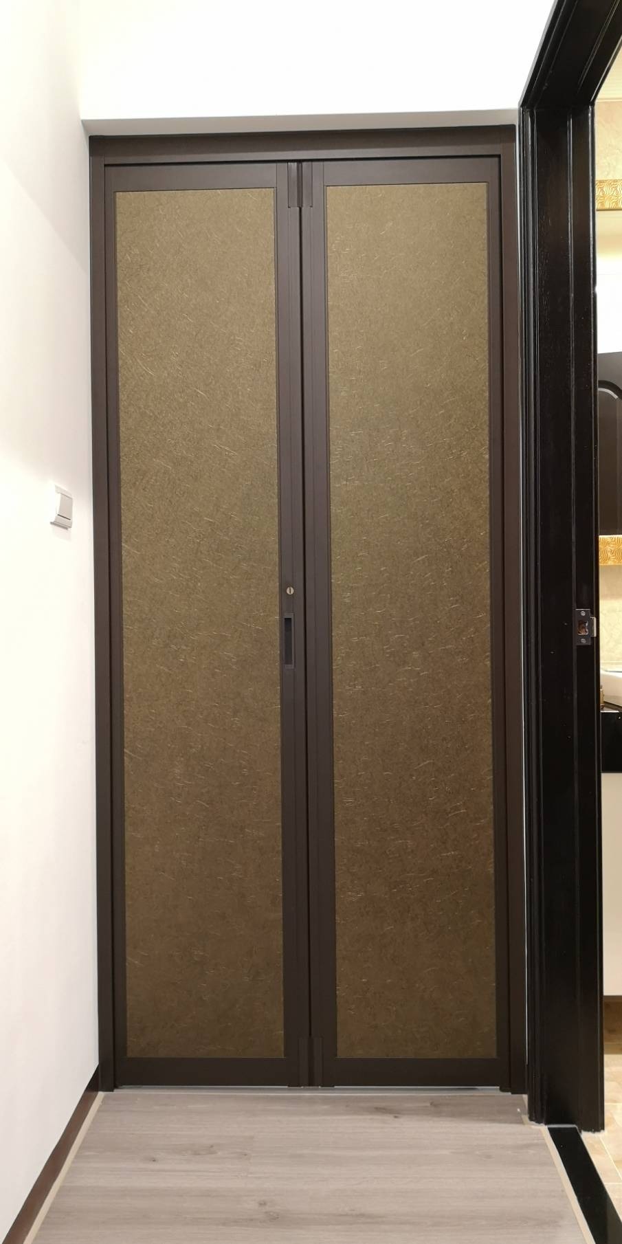 1767959517_室內門_輝達折門_3000型_古銅色_羊皮紙古銅 (1).jpg